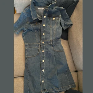 Nakd jeansklänning - Superfin jeansklänning från nakd, endast använd ungefär 2 gånger så skulle säga att den är i fint skick:) pris går att diskuteras men ha i åtanke att frakten ingår!🥰