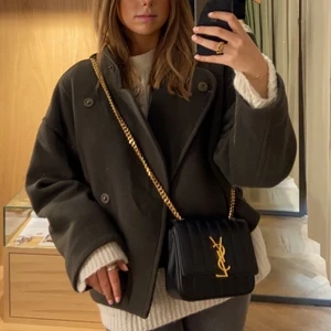 Ulljacka & other stories - Grön/ Khakifärgad jacka i återvunnen ull i Strl 36. Jackan är från 2020 höstkollektionen och är väldigt unik eftersom den inte längre görs! Nypris var ca 2300 kr och den är i nyskick🤍 säljer bara vid bra bud