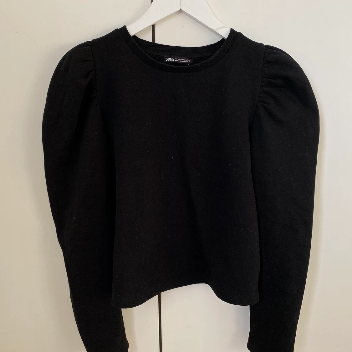 Puffärmar svart tröja