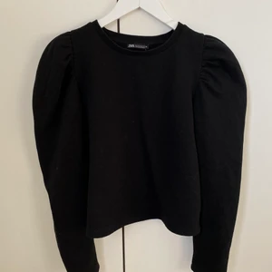 Puffärmar svart tröja - Topp med puffärm från zara, knappt använd. 90:- (+ev frakt) kan mötas upp borås Landvetter Mölnlycke