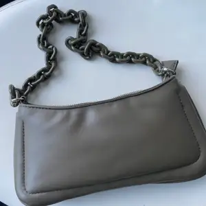 Liten grön / brun väska från Zara med kedjeband! Kommer inte till användning! Bra skick! 