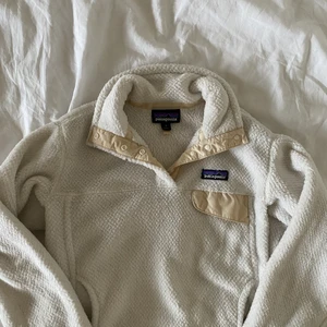 Patagonia Fleece - Supermysig och mjuk patagonia fleece! Jättebra skick, säljer då den ej kommer till tillräckligt användning💛
