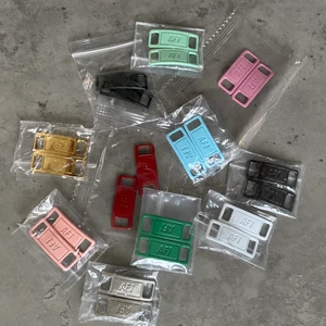 Af1 Badges  - Säljer lite Af1 badges! Finns i flera olika färger, har flera stycken utav varje färg. Köp 3 stycken för 80kr fraktat! Annars 25 kr/st + 15kr frakt. Finns även skosnören och creaseskydd!