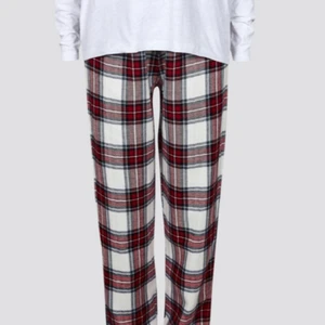 Pyjamasbyxor  - Rutiga pyjamasbyxor från Cubus. Sparsamt använda, använda ca 4 gånger. Tröjan på första bilden går även att köp till för 50kr. Storlek M. Skriv för mer information eller bilder!💕