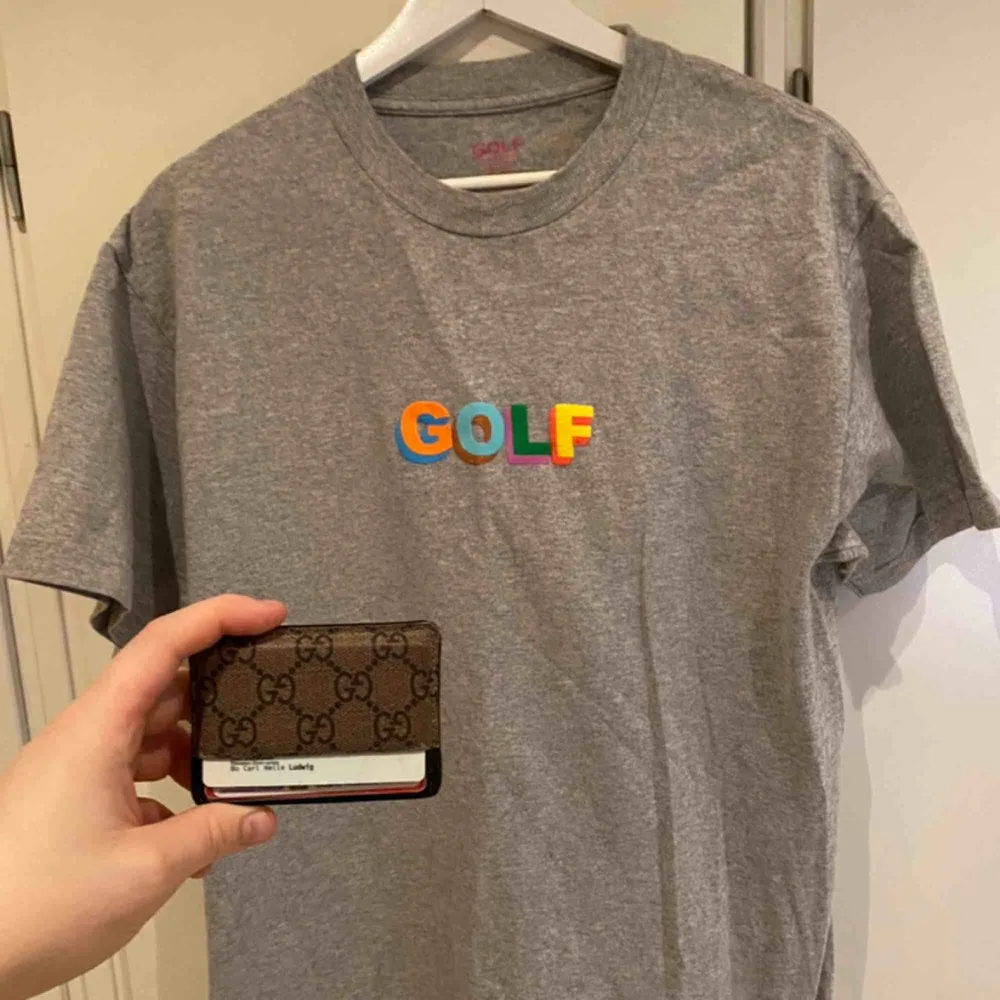 Golf le fleur Tee - Grey with logo print. Bin - 400kr Cond - 9/10 Size - M. T-shirts.