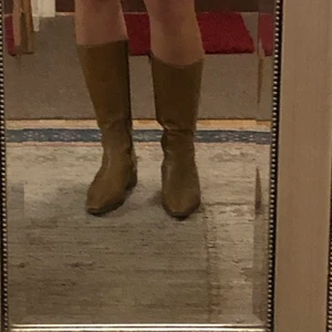 Snygga boots  - Ett par riktigt snygga och sköna rizzoboots i äkta läder. Något använda. 