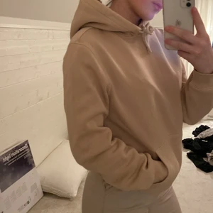 beige huvtröja - beige huvtröja från hm, pris (90kr inklusive spårbar frakt) knappt använd