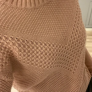 Rosa stickad tröja - Stickad tröja från HM i storlek XS, säljer pga att den inte sitter så fint på mig längre tyvärr