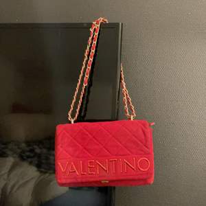Säljer denna sjukt snygga valentino mario väska då jag köpt en ny i likande färg🤗 4 fack varav 3 stora och 1 litet. I mocka 💕