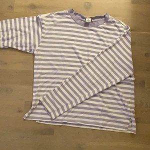 randig tröja - en jätte skön lila randig tröja från monki som jag inte använder längre! Jätte fint skick💕 köparen står för frakten.