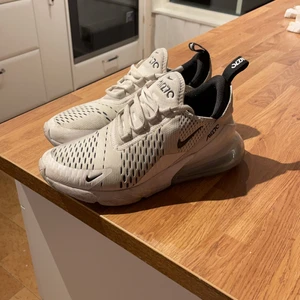 Nike 270 vita - Nypris 1595, säljer nu för 400 för jag ej använder dom. Har ej använd dom mycket alls och man kan säkert tvätta dom i maskinen så blir dom ännu renare, bara swisch