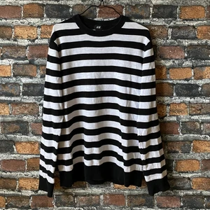 Randig tröja - Svartvit randig långärmad tröja från H&M. Passar som storlek M. Oversized fit om du har strolek XS-S. I fint skick. Inga fläckar eller slitage. För fler bilder eller mått kontakta mig ‼️