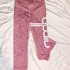 AIMN träningstights  - Fina träningstights i rosa med prickar. Märket AIMN står över vänsterbenets sida. Knappt använda. Storlek XS, normal i storleken. 