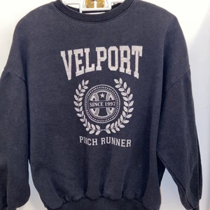 Blå vintage tröja - En sjukt snygg tröja. Färgen är marin blå, skulle jag säga. Köpte den på Zalando, men har ej använt den alls. Använd cirka 4 gånger. Säljer denna för att jag inte gillar modellen på den, alltså armarna är väldigt korta. Den håller om tajt vid handleden. Har du några frågor är det bara att kontakta! ❤️