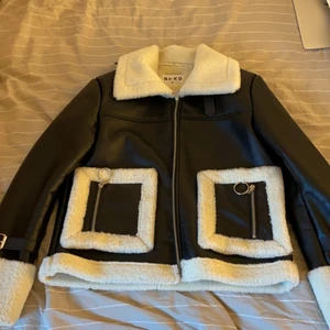 Nakd jacka - Jätte fin jacka perfekt till vintern. Hela jackan är fodrad inuti. Säljer endast pga att den blivit för liten. Köparen står för frakt 