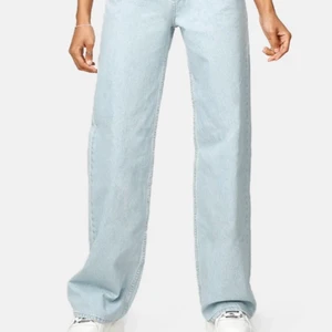 Vida jeans - Säljer dessa jättefina jeans från junkyard i stl 25 (sitter som xs). Super fint skick, 100 + frakt💕