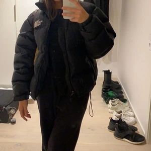 Jacka  - ❗️lägger ut igen pga köparen ej svarade❗️North face nuptse retro! Endast några småhål på underarmen annars som ny! (Köpt förra året) 💓 nypris: 2800kr. Herr modell men är mer unisex. Tänk på att om du lägger bud kan du inte ångra dig eller sluta svara. Köp direkt för 1900kr så får du jackan skickad dagen efter 💓