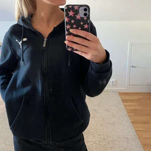 Puma zip-up - Puma zip-up, använt men fint skick! Har även en lite blekningsfläck (se andra bilden) därav priset