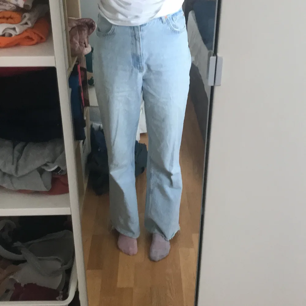Ett par jeans från zara ja köpte de på Plick men de är för stora på mig. Det finns ett litet hål vid dragkedjan de är storlek 38. Jeans & Byxor.