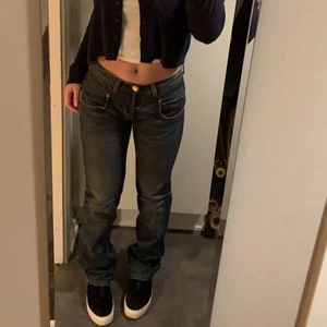 Lågmidjade jeans!! - Säljer mina supersnygga lågmidjade jeans från Lee W29 L34🌟 Jag är crika 1,60- 1,65 lång och jeansen sitter perfekt! Tror även dem kan passa om man är lite längre då jeansen går precis ner till marken på mig utan skor! Färgen är skitsnygg mörkblå som passar till allt! Jag släljer då dom blivit lite för små i midjan!💙💙 (tror frakten blir 45kr om de är jeans) Finns dock ett litet hål där bak på jeansen nere vid fotvidden, men det syns knappt! Skriv för bilder!