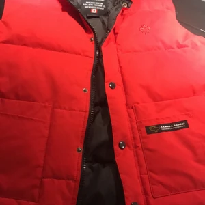 Röd Canada Goose väst Small - Oanvänd 