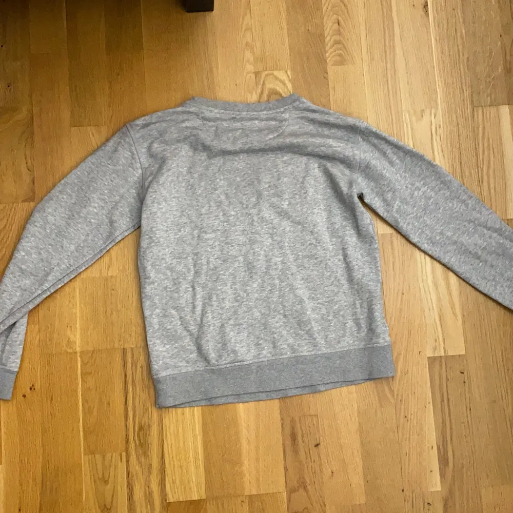 En grå gant sweatshirt med storleken XS. Använd 1/2 gånger för ca 2/3 år sen. Skön att ha på sig. . Tröjor & Koftor.