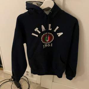 Säljer denna fina hoodie från Italien 