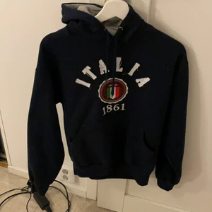 Hoodie Italien  - Säljer denna fina hoodie från Italien 