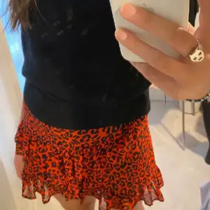 Jättesöt kjol i leopardmönster från bikbok i storlek S men passar även XS och M❤️❤️Buda från 100kr eller köp direkt för 350! Säljs inte längre!! (Lånad bild)