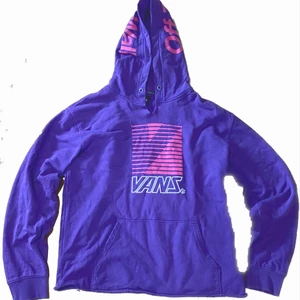 Lila Vans hoodie, croppad  - Klassisk lila vans hoodie med tryck fram och på luvan samt brodyr fram. Storlek L men har klippt bort vadderingen där nere så den är kortare. Har även klippt upp i luvan så den sitter snyggare när man har luvan uppe (enligt mig)