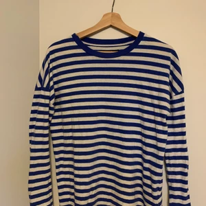 Blå randig tröja - En randig tröja i fint skick som inte kommer till användning längre❤️ Storlek xs men passar även mig som har s😊 