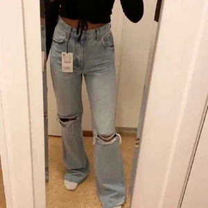 Jeans med hål - Nu säljer jag dessa ursnygga jeansen med hål på knäna. De är sparsamt använda och går att matcha med allt! Jeansen är i strl 34 och sitter otroligt fint på mig!💕💕 Kontakta mig för eventuella frågor!