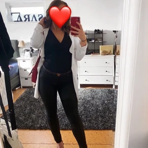 Vit kappa BIK BOK - Säljer denna vita tunna kappan från BIK Bok! Använd ett fåtal gånger och är i nyskick. Storlek 36🌸 Går att knyta både fram och bak.