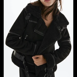 Zara jacka  - Superfin och varm vinter jacka som tyvär är lite för liten. Köptes förra vintern men användes ändade 3 tal gånger. Storleken är mellan en s och m skulle jag säga. 