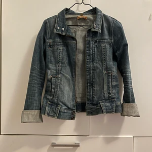 jeansjacka - superfint skick, hör av er om ni har fler frågor!