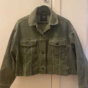 Manchester-jacka från Zara - Croppad Manchester jacka från Zara i en mörkgrön färg! Använd men som ny skicket.