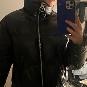 Svart pufferjacket i sinnimitation  - Så snygg dunjacka i skinnimitation. Köpt förra vintern på chiquelle. Den är använd men i ett bra skick. Säljer pga den tyvärr inte kommer till användning. Storlek 36 men skulle säga att den passar 34-38 beroende på önskad passform. Skriv för fler bilder eller om du har några frågor💕 köparen står för frakten!
