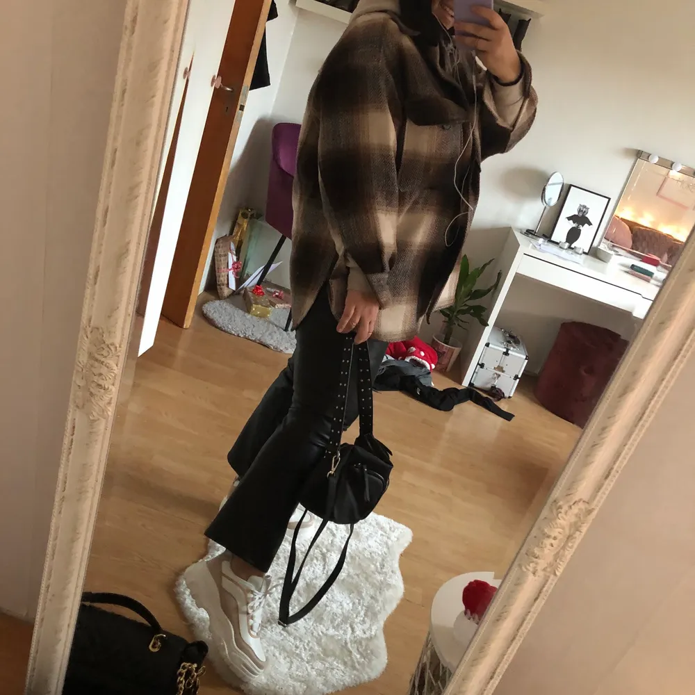 Jättefina byxor i läderimitation lite utsvänga och i fint skick, älskar dem men tyvärr blivit för små för mig.. Farkut & Housut.