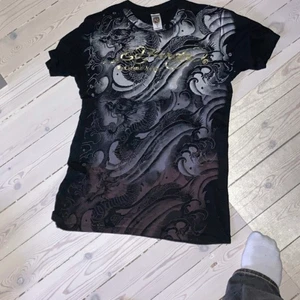 ed hardy t-shirt storlek s - en riktigt snygg ed hardy tshirt i storlek small gillar den väldigt mycket säljer den då jag behöver pengar