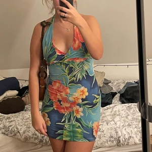 Blommig klänning - Jättefin och skön blommig klänning i storlek s, men funkar också för m. Den är i stretchigt material💕