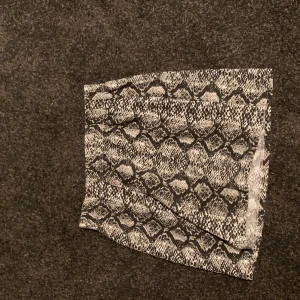 Kjol  - Hej! Jag säljer min fina kjol som tyvärr inte kommer till användning längre. Köpte för 119 kr och har använt den ändå nåra gånger men ser ut som ny. Alltså inga fläckar eller något💖 Den är i storlek 158/164 men passar folk som har M och neråt 💜 Kjolen har resår i midjan😌