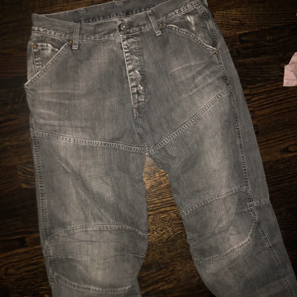 Nice G star jeans. Klippta längst ner vid benen så strl i längd c 31 men midja 34! . Jeans & Byxor.