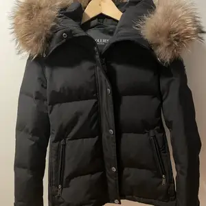 En fin svart vinterjacka med äkta päls. Den är i jätte bra skick och ser fortfarande helt ny ut! Hollies jackan är i modellen Jay peak. 