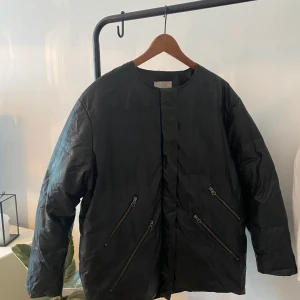 SAMSØE SAMSØE puffer jacket - Samsøe Samsøe  Dunjacka med läderimitation  Inköpt för flertal år sedan. Inga anmärkningar förutom lite smutsig etikett. Se bild. I övrigt bra skick.   Storlek L. Men jag är en medium och den passar jättebra på mig.   Material: Tyg - 74% bomull, 26% nylon  Foder 1 - 100% bomull Foder 2 - 100% polyester  Foder 3 - 70% fjädrar 30% dun   Nypris cirka 2500kr  690kr