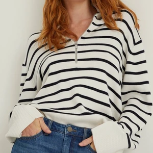 Randig tröja  - Säljer oanvänd tröja från Kappahl i Stl L med lappar kvar. Helt slutsåld på hemsidan & populär! Sjukt mjukt material. Ord pris: 399kr 