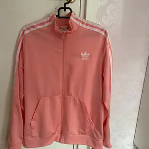 en fin rosa adidas kofta! har inte användning för denna längre så väljer att sälja! säljer för 199 inklusive + som ligger på 66kr!