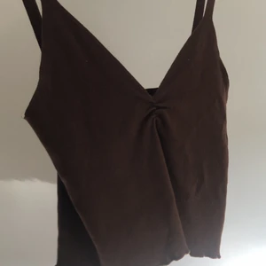 Brunt stickat linne - Brunt stickat linne. Skönt material. Oanvänd. Storlek M. Köparen står för frakten.