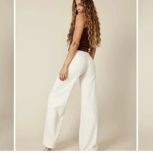 Linnebyxor - Säljer dessa slutsålda linnebyxor som tyvärr inte kommer så mycket till användinign:( modellen är 180 lång och har storlek XS vilket är samma storlek som jag säljer, passar mig som brukar ha S i byxor❤️ köpare står för eventuell frakt🥰