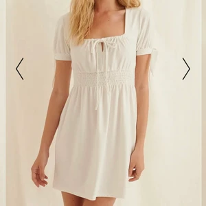 Klänning - Superfin helt oanvänd klänning. Passar perfekt till studenten! I storlek M/38 pris kan diskuteras