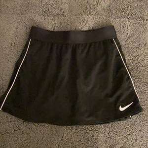 Nike tenniskjol  - Svart Nike tenniskjol. Storlek XS. Bra skick. 